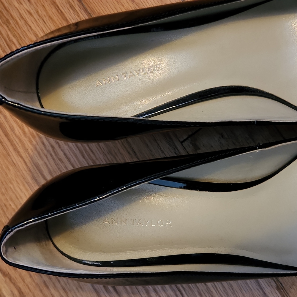 Ann Taylor Black Patent Pump 9M - Picture 5 of 6